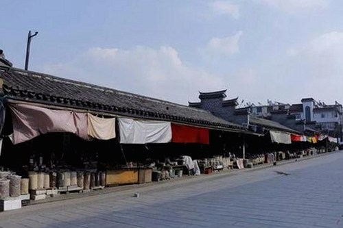 某人疑似新恋情曝光，网友讨论热烈：真相到底是啥？